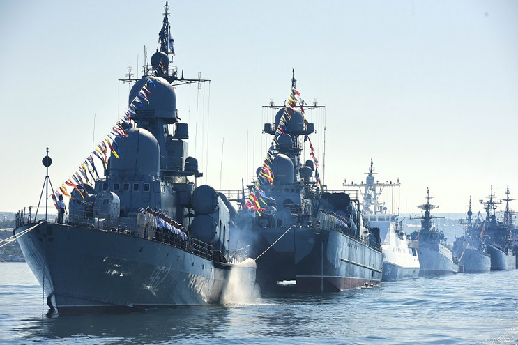 Ρωσία: Μετακινείται ο στόλος των πολεμικών πλοίων στη Μαύρη Θάλασσα κοντά στην Κριμαία