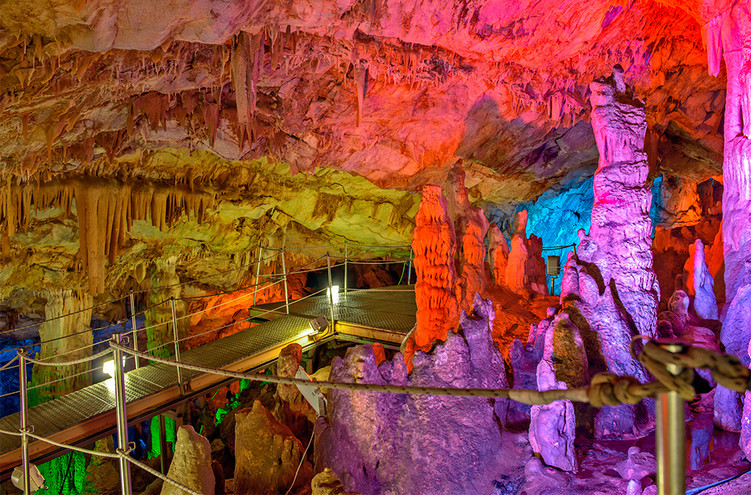 Σπήλαιο Σφενδόνη: Το εντυπωσιακό δημιούργημα της φύσης στα Ζωνιανά