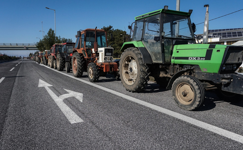 Θεσσαλονίκη: Οι αγρότες βγάζουν τα τρακτέρ στις πλατείες