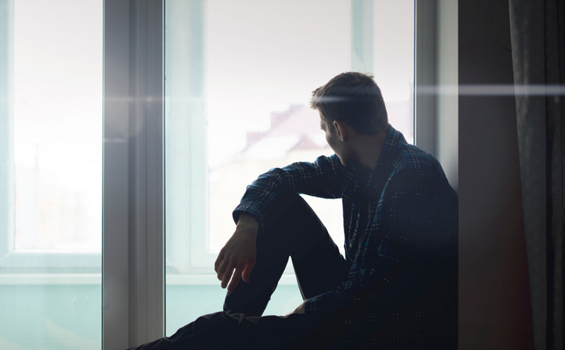 Η μοναξιά δεν επηρεάζει μόνο την ψυχική υγεία των ανδρών &#8211; Οι επιπτώσεις της στα κόκαλά τους