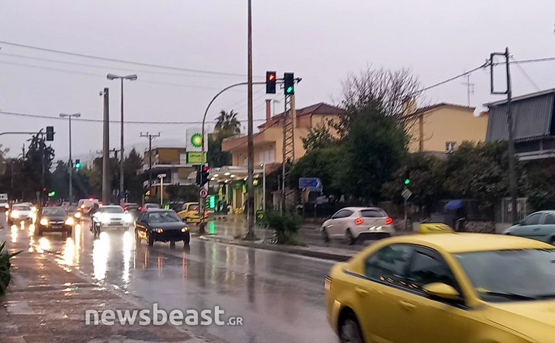 Κίνηση τώρα: Ταλαιπωρία σε πολλούς δρόμους της Αττικής λόγω της βροχής