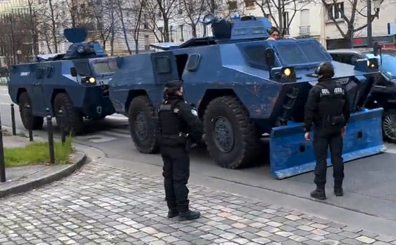 «Φρούριο» το Παρίσι για το «Κομβόι της Ελευθερίας» &#8211; Χιλιάδες αστυνομικοί και τεθωρακισμένα οχήματα