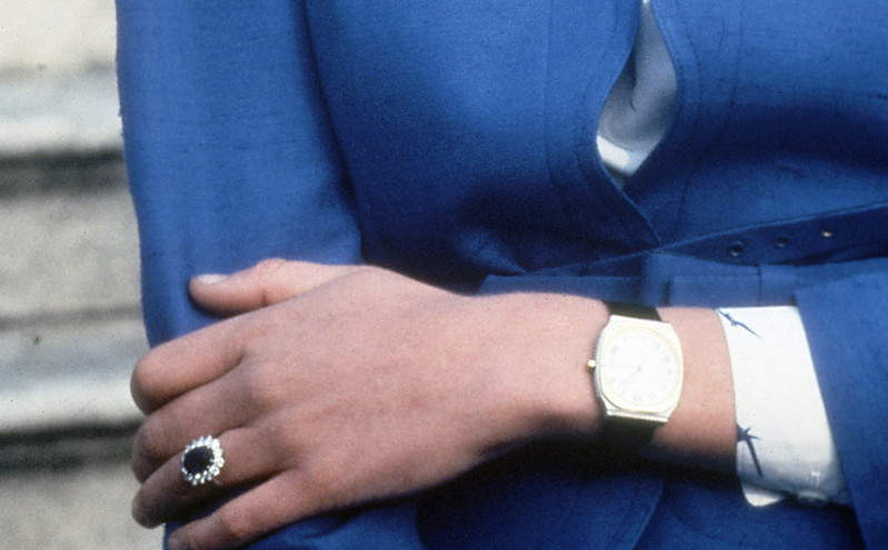 Πριγκίπισσα Νταϊάνα: Ο λόγος που το δαχτυλίδι αρραβώνων της ήταν πολύ πιο αμφιλεγόμενο από αυτό της Καμίλα