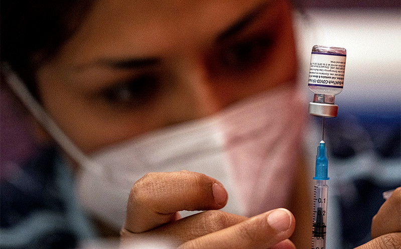 Κορονοϊός: Ξεκινούν αύριο οι εμβολιασμοί με τα επικαιροποιημένα εμβόλια