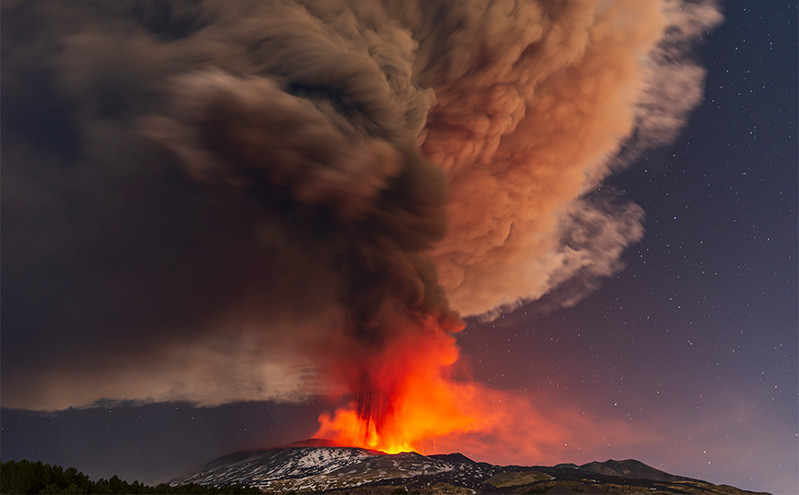 Αίτνα: Το ηφαίστειο «βρυχάται» ξανά &#8211; Εντυπωσιακές εικόνες από την έκρηξη