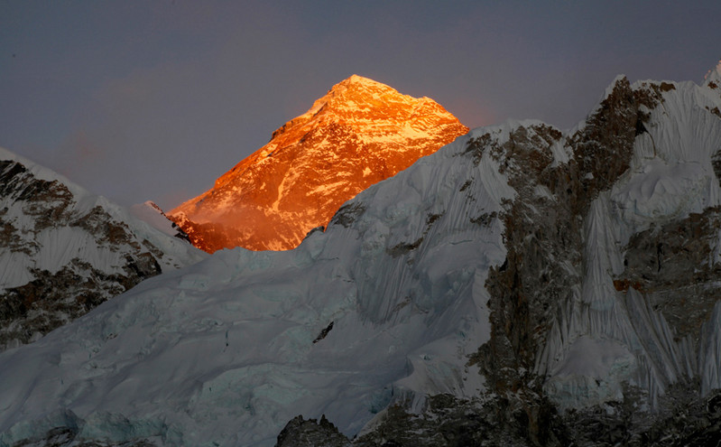 Λιώνει η κορυφή του κόσμου: Πάγος στο Έβερεστ που έκανε 2.000 έτη να σχηματιστεί χάθηκε σε 25 χρόνια