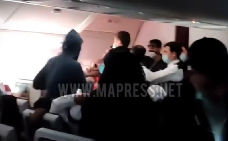 Πανικός σε πτήση: Επιβάτης σε αμόκ πήγε να ανοίξει την πόρτα στον αέρα