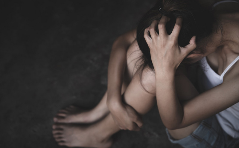 «Παντρεύτηκα τον βιαστή μου»: Η εξομολόγηση γυναίκας που έμεινε έγκυος και βρήκε τελικά το θάρρος να τον καταγγείλει