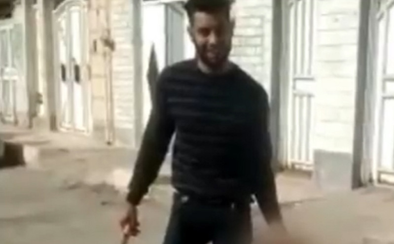 Φρίκη και οργή για βίντεο με άντρα στο Ιράν που κρατά το κομμένο κεφάλι της συζύγου του και χαμογελά