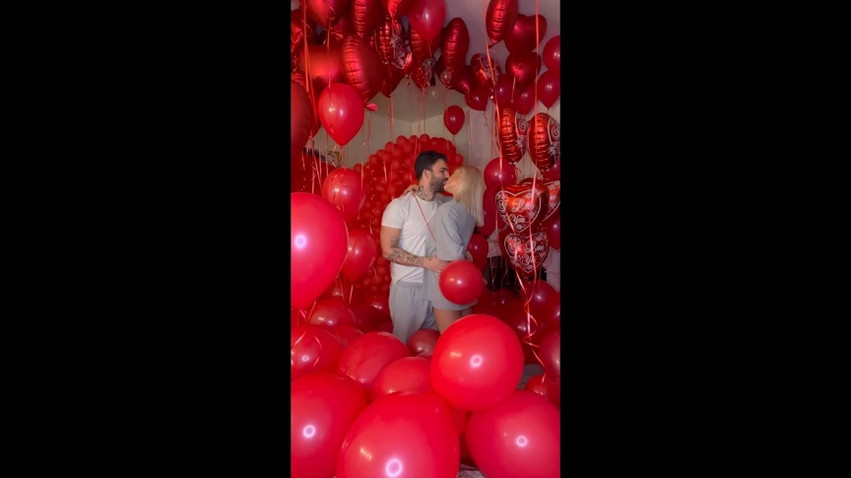 Ιωάννα Τούνη – Δημήτρης Αλεξάνδρου: Καυτά φιλιά στο γεμάτο κόκκινα μπαλόνια, καρδιές και τριαντάφυλλα σπίτι τους