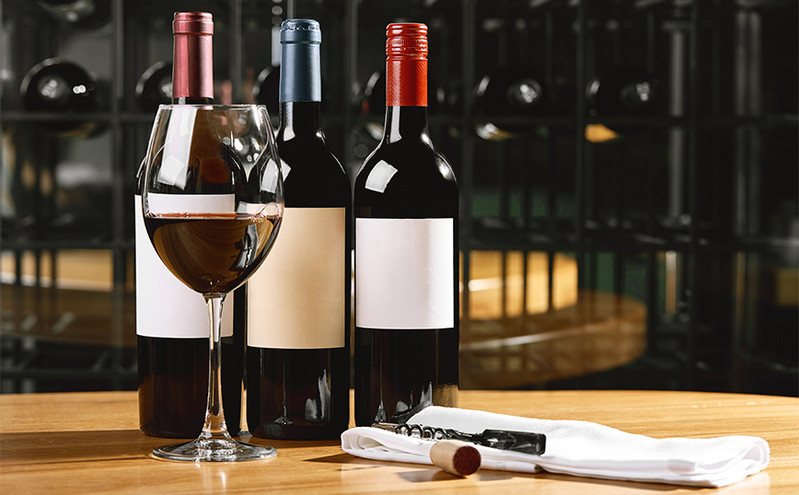 Πώς να κάνετε το κρασί σας να κρατήσει περισσότερο μόλις το ανοίξετε