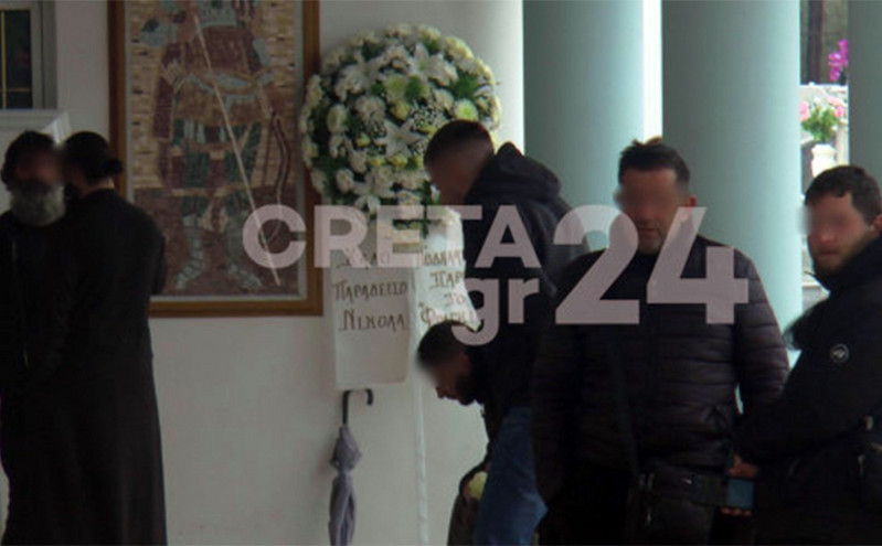Κρήτη: Θρήνος στην κηδεία του 22χρονου που πλακώθηκε από τοίχο στη Λάρισα
