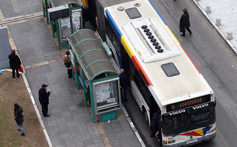 Νέο οπαδικό επεισόδιο στη Θεσσαλονίκη: Ανήλικοι ξυλοκόπησαν και τραυμάτισαν δύο νεαρούς σε στάση λεωφορείου