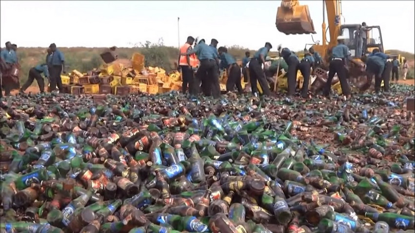 Νιγηρία: Η θρησκευτική αστυνομία κατέστρεψε σχεδόν 4 εκατ. φιάλες μπύρας στο βόρειο μουσουλμανικό τμήμα της χώρας