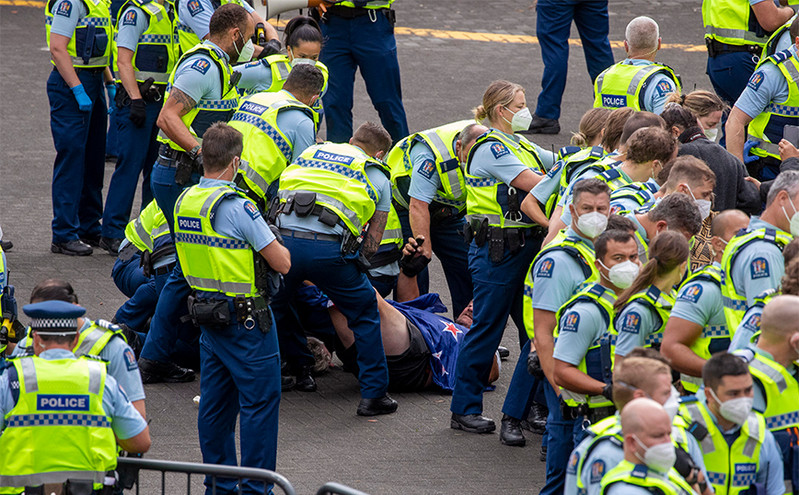 Επεισόδια και συλλήψεις σε διαδήλωση αντιεμβολιαστών στη Νέα Ζηλανδία