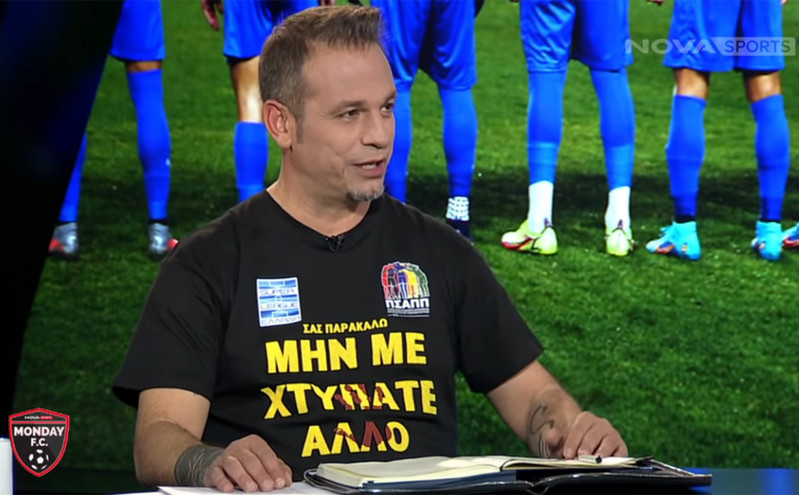 Ντέμης Νικολαΐδης: Φόρεσε μπλουζάκι που έγραφε «Μη με χτυπάτε άλλο» στην εκπομπή του