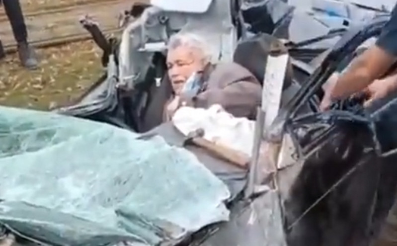 Εισβολή στην Ουκρανία: Ρωσικό τανκ ισοπέδωσε αυτοκίνητο – Απεγκλώβισαν σώο τον οδηγό