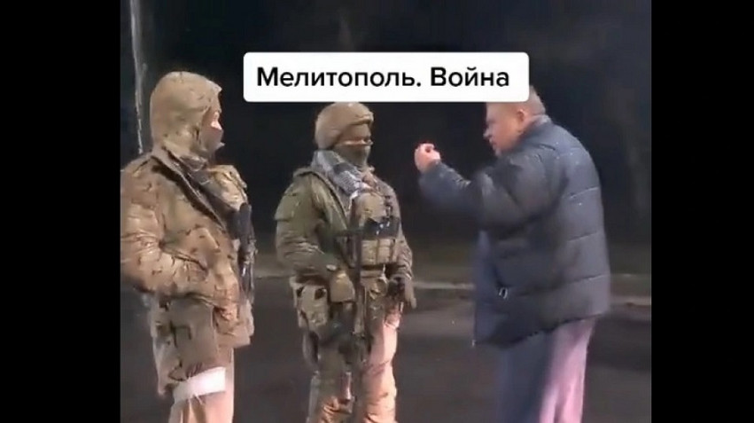 Πόλεμος στην Ουκρανία: Παππούς ξέσπασε κατά των Ρώσων στρατιωτών που μπήκαν στη Μελιτόπολη