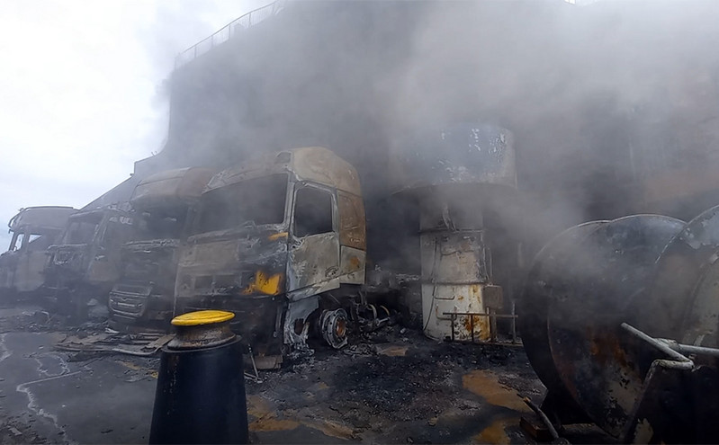 Euroferry Olympia: Συγκλονιστικές εικόνες με τα καμένα φορτηγά – Αγωνία για τους 10 αγνοούμενους