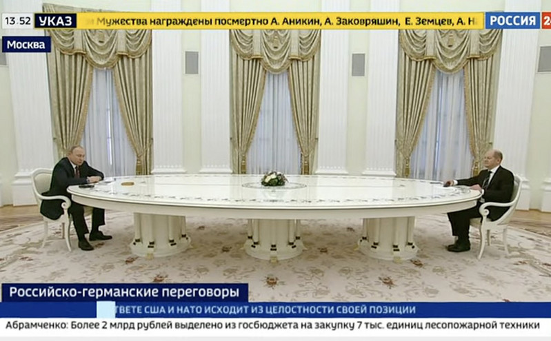 Συνάντηση Πούτιν &#8211; Σολτς για την Ουκρανία: Κάθισαν στο&#8230; γνωστό τραπέζι με απόσταση 6 μέτρων
