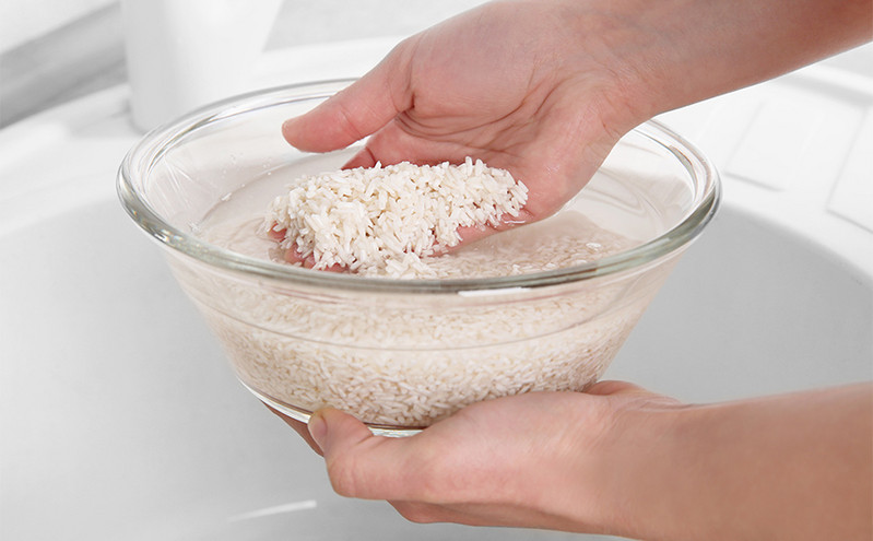 Γιατί πρέπει να πλένετε το ρύζι πάντα πριν το μαγειρέψετε