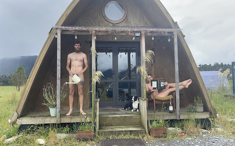 Το ζευγάρι που ποζάρει γυμνό για να πουλήσει το σπίτι των 28 τετραγωνικών του