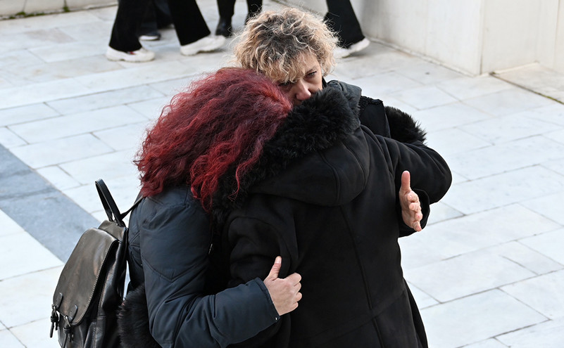 Ελένη, Γαρυφαλλιά, Ερατώ: Η συγκλονιστική αγκαλιά που δίνουν τρεις μητέρες δολοφονημένων κοριτσιών