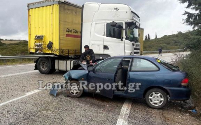 Σοβαρό τροχαίο στον Δομοκό: Νταλίκα συγκρούστηκε με αμάξι &#8211; Δείτε τις εικόνες