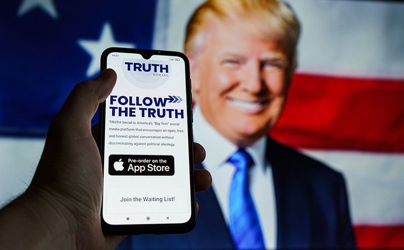 Truth Social: Τι είναι η νέα πλατφόρμα του Ντόναλντ Τραμπ για τα social media