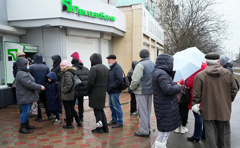 Capital controls στην Ουκρανία: «Μπλόκο» στις αναλήψεις μετρητών από την κεντρική τράπεζα