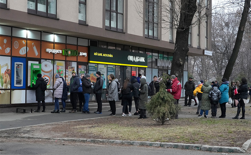 Εισβολή στην Ουκρανία: Χαμός στους δρόμους &#8211; Ουρές στα καταστήματα και στα ΑΤΜ