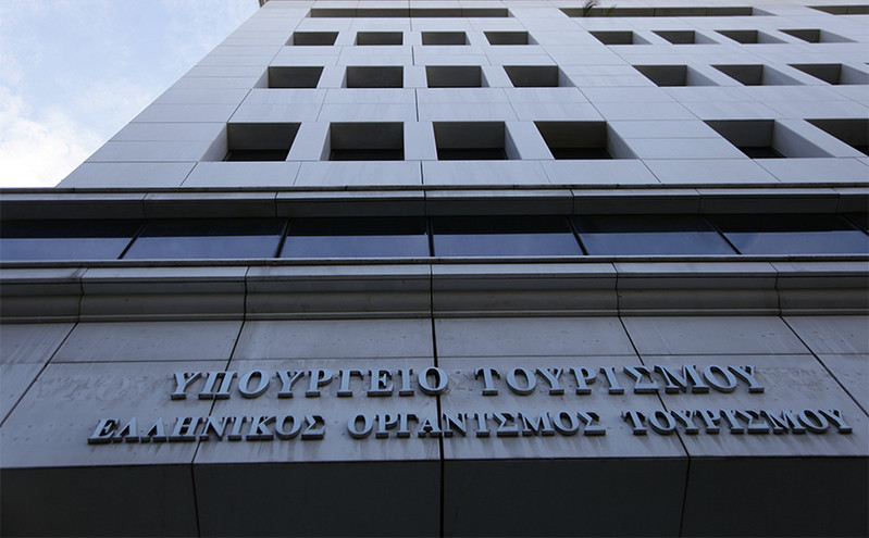 «Η κυβέρνηση εργάζεται σκληρά για την ολική επαναφορά του τουρισμού» απαντά το υπουργείο Τουρισμού στον Νίκο Ανδρουλάκη