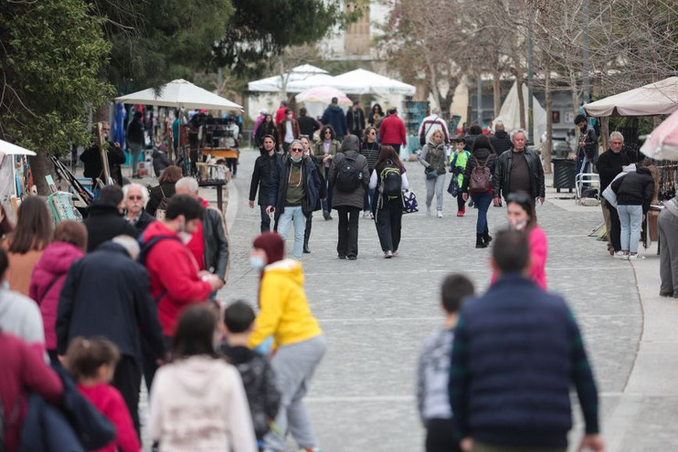 Βόλτα στο κέντρο της Αθήνας χωρίς τη χρήση μάσκας στους εξωτερικούς χώρους