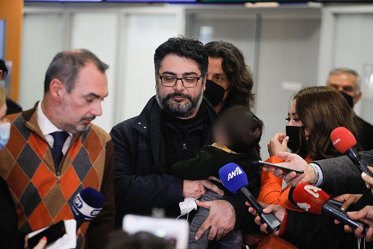 Μανώλης Ανδρουλάκης: Έφτασε στην Ελλάδα ο Έλληνας πρόξενος στη Μαριούπολη