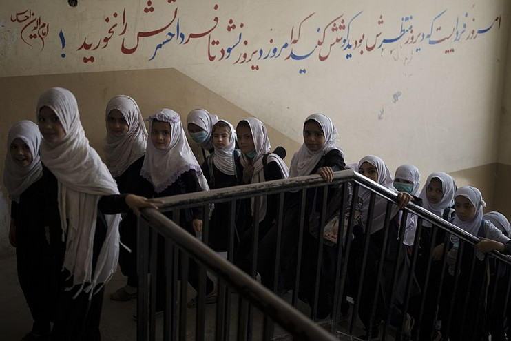 ΗΠΑ: Ακυρώνουν τις συνομιλίες με τους Ταλιμπάν μετά το κλείσιμο των σχολείων θηλέων στο Αφγανιστάν