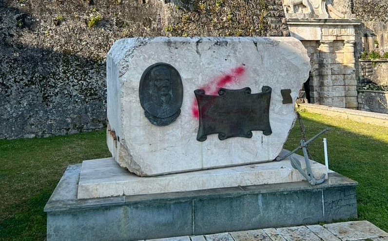 Κέρκυρα: Άγωστοι βεβήλωσαν ρωσικό μνημείο &#8211; Άλλη μια πράξη κατά της κοινής ιστορικής κληρονομιάς λέει η Ρωσική πρεσβεία
