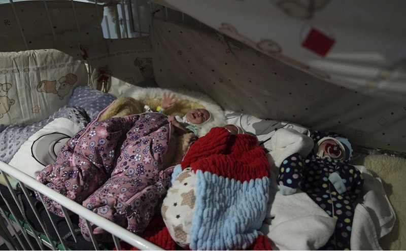 Νεογέννητα μωρά εγκαταλελειμμένα σε νοσοκομείο στη Μαριούπολη &#8211; Το σκληρό πρόσωπο του πολέμου σε μία εικόνα