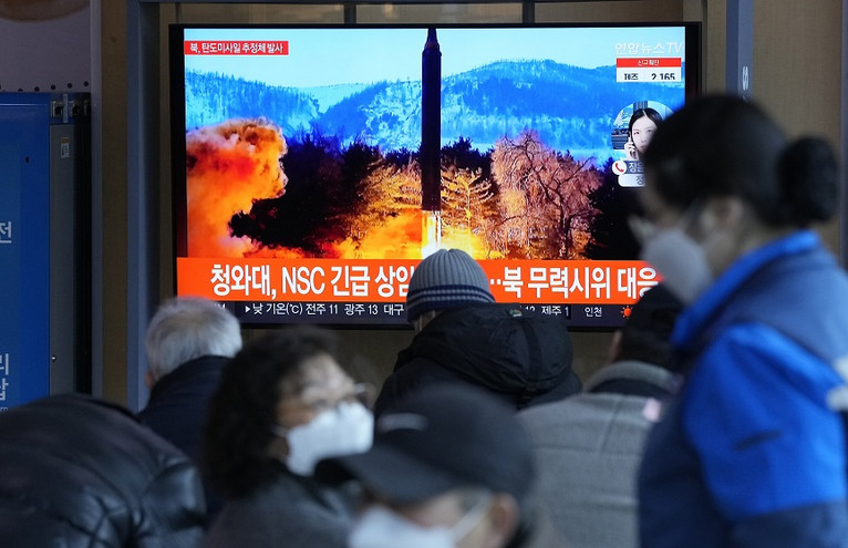 Η Βόρεια Κορέα εκτόξευσε τουλάχιστον έναν «πύραυλο αγνώστου τύπου»