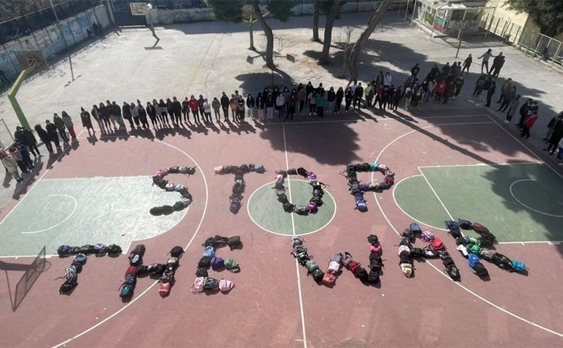 Πόλεμος στην Ουκρανία: Το αντιπολεμικό μήνυμα μαθητών με τις τσάντες τους