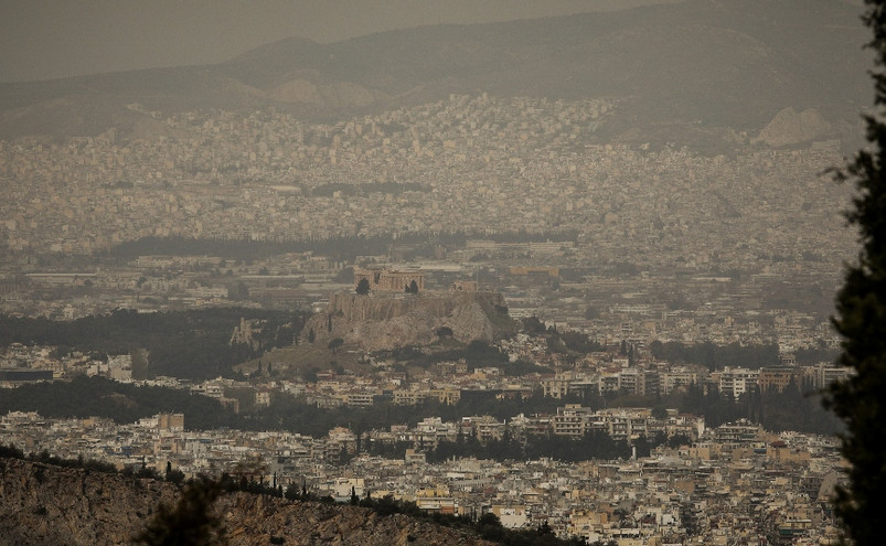 Καιρός: Κορύφωση αφρικανικής σκόνης και λασποβροχές σήμερα