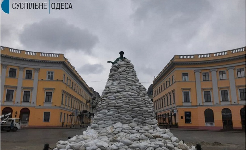 Ουκρανοί κάλυψαν άγαλμα με σακιά, για να το προστατεύσουν από τους βομβαρδισμούς