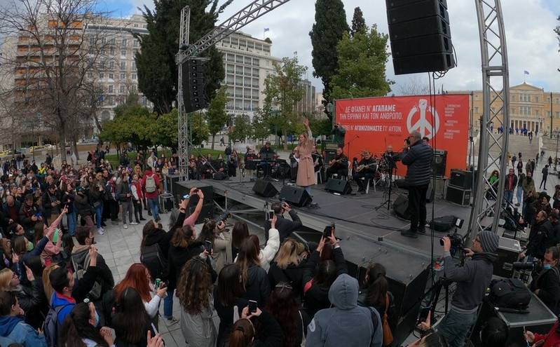 Στους δρόμους της Αθήνας μαθητές και φοιτητές: Αντιπολεμικό συλλαλητήριο και συναυλία στο Σύνταγμα