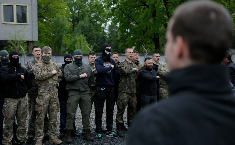 Γερμανοί ακροδεξιοί φεύγουν για την Ουκρανία &#8211; «Θέλουν να στηρίξουν το τάγμα Αζόφ»