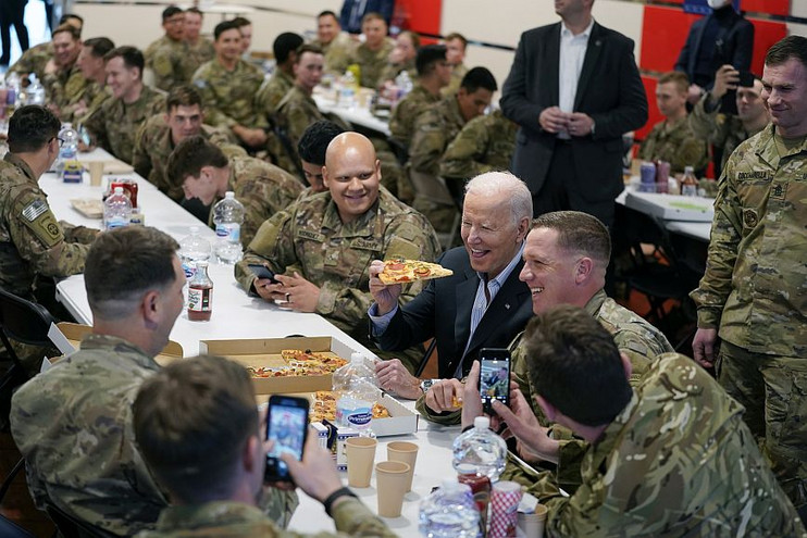 Μπάιντεν: Έφαγε πίτσα με αμερικανούς στρατιώτες στην Πολωνία &#8211; Δείτε φωτογραφίες