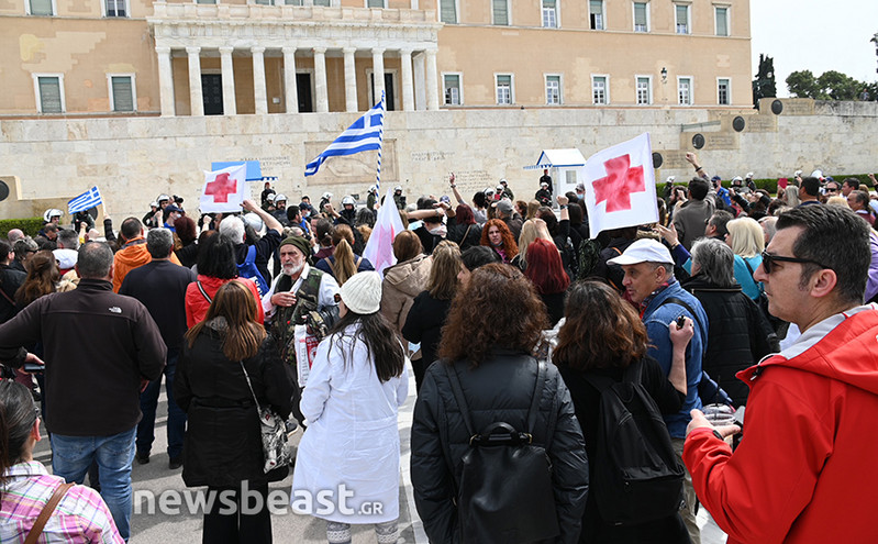 Στους δρόμους της Αθήνας οι υγειονομικοί: Συγκέντρωση έξω από τη Βουλή &#8211; Κλειστή η Βασιλίσσης Σοφίας