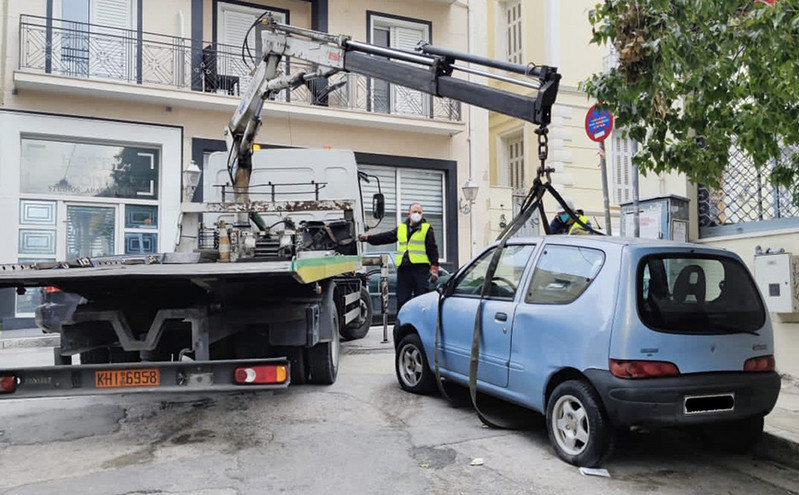 Δήμος Αθηναίων: Μεγάλης κλίμακας επιχείρηση στους δρόμους της πόλης &#8211; Απομακρύνθηκαν 85 εγκαταλελειμμένα αυτοκίνητα