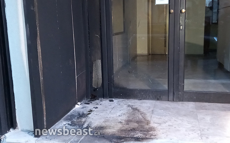 Έκρηξη τα ξημερώματα στην είσοδο κτιρίου στο Παγκράτι &#8211; Άγνωστοι τοποθέτησαν γκαζάκια