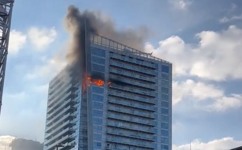 Μεγάλη φωτιά σε πολυώροφο κτήριο στο Λονδίνο &#8211; Βίντεο με φλόγες να ξεπηδούν από τα παράθυρα