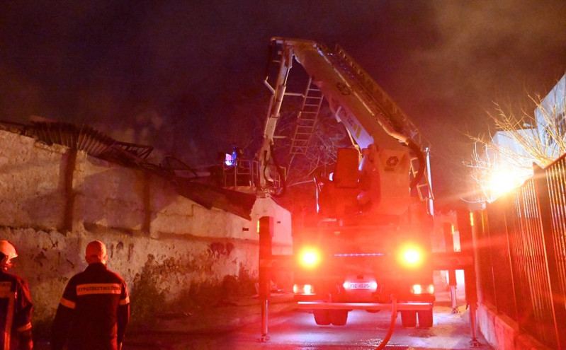 Εικόνες από τη φωτιά σε αποθήκη ξυλείας στον Ταύρο &#8211; Επιχειρεί ειδικό κλιμακοφόρο όχημα