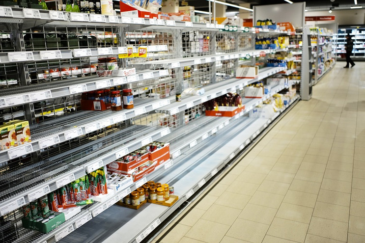 Πόλεμος στην Ουκρανία: Ελλείψεις σε βασικά προϊόντα προκαλούν αγορές πανικού στα σούπερ μάρκετ της Γερμανίας